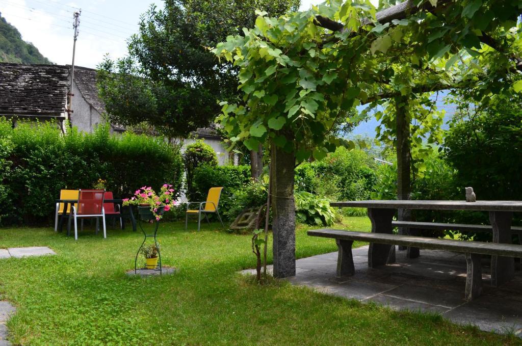 Hotel Garni Maggia Giumaglio Exterior foto